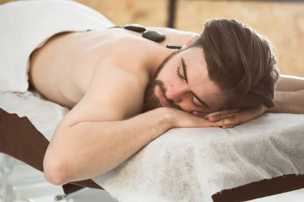 Mannen avkopplande under terapi lastone terapi — Stockfoto