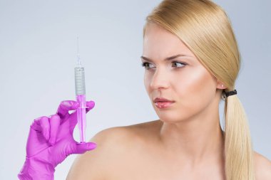 Şırınga arayan güzel kadın eldiven el olarak düzenlenen