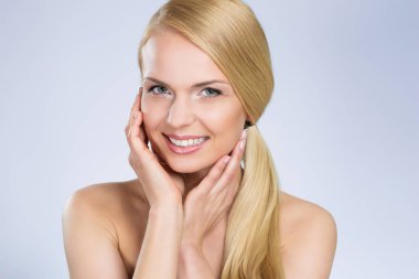 Gülümseyen yanaklarda eller genç güzel kadın