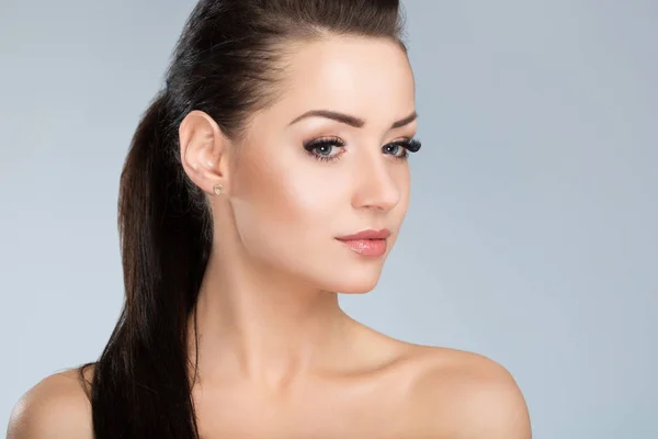 Giovane bella donna con i capelli neri pensando — Foto Stock