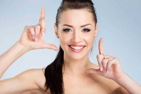 Giovane donna felice con capelli neri inquadratura con le mani — Foto Stock