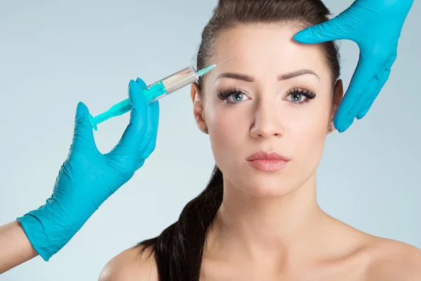 Hermosa mujer recibiendo inyección facial — Foto de Stock