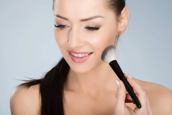Young beautiful woman doing make up — Stock Photo, Image