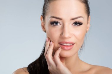 Siyah saçlı genç şehvetli kadın