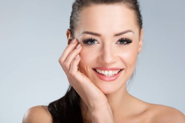 El yüzünde olan mutlu kadın