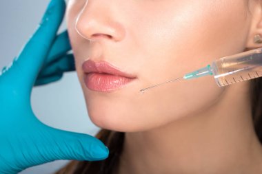 Kadın yüz ve ilaç şırınga