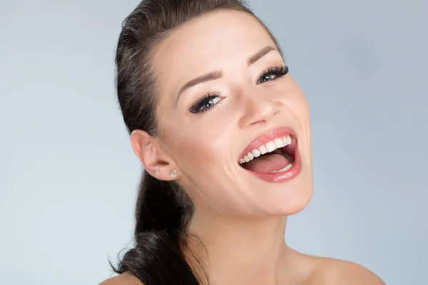 Giovane bella donna ridendo — Foto Stock