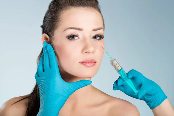 Joven hermosa mujer recibiendo inyección facial — Foto de Stock