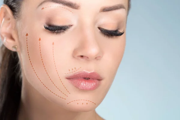 Cerrahi işaretçileri olan güzel bir kadın yüzü