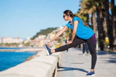 Genç sporcumuz deniz kenarında bacak germe