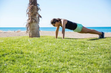 Genç sporcumuz şınav mı sahilde