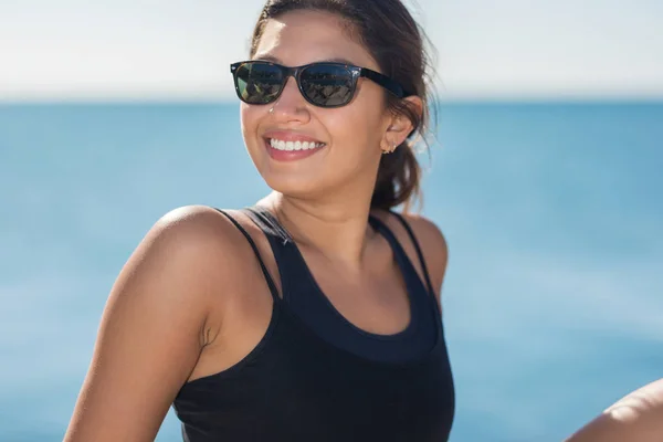 Fiatal, boldog asszony mosolygó napszemüveg — Stock Fotó
