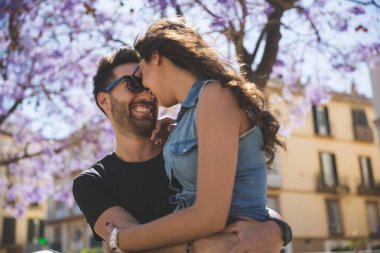 Mutlu çift kafa birbirine yaslanmış sarılma