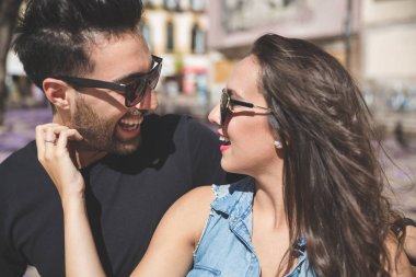 Mutlu kadın yüzünü dokunaklı erkek arıyor