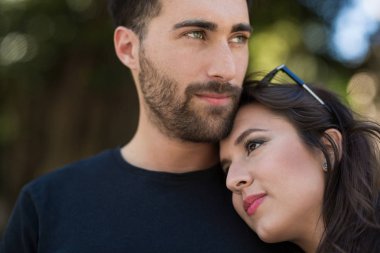 Genç dalgın çift birlikte sarılma