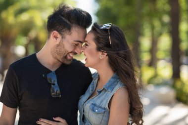 Mutlu çift kafa birbirine yaslanmış aşık