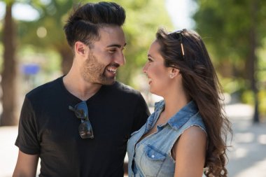 mutlu bir çift birbirine bakarak seviyorum