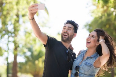 Genç mutlu çift kendilerini fotoğraf çekme