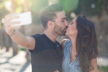 Tatlı öpücük güneş ışığında