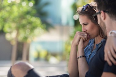 Genç kadın elini öpmeye erkek arkadaşıyla sarılma