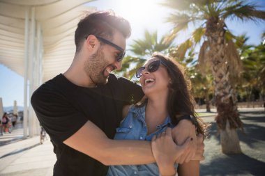 Mutlu çifte sarılma ve birlikte dışarı gülüyor