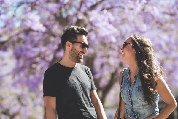 Couple heureux debout dehors riant — Photo