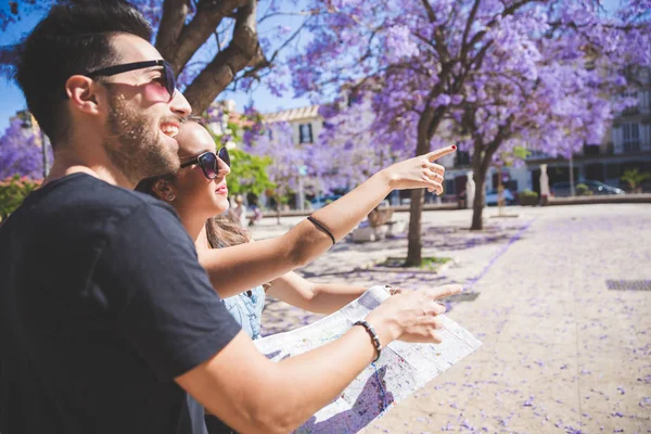 Glückliches Touristenpaar hält Karte in der Hand — Stockfoto