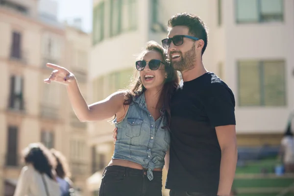 Jonge gelukkige paar omhelzen elkaar lachen buiten — Stockfoto