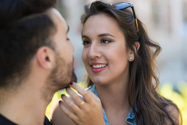 Jonge vrouw haar vriendje gezicht aan te raken — Stockfoto