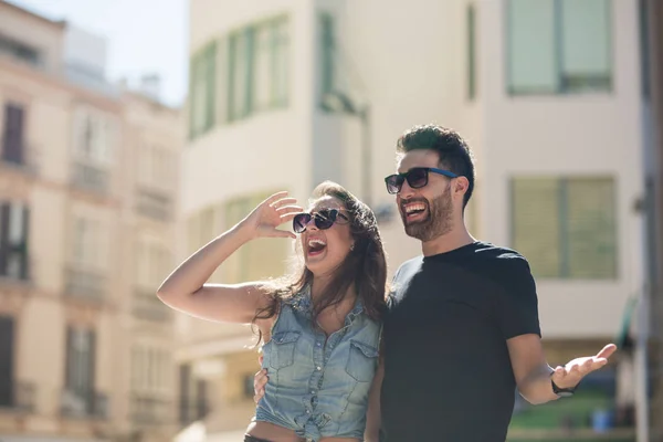 Glückliches Paar, das sich vor Lachen die Seiten teilt — Stockfoto