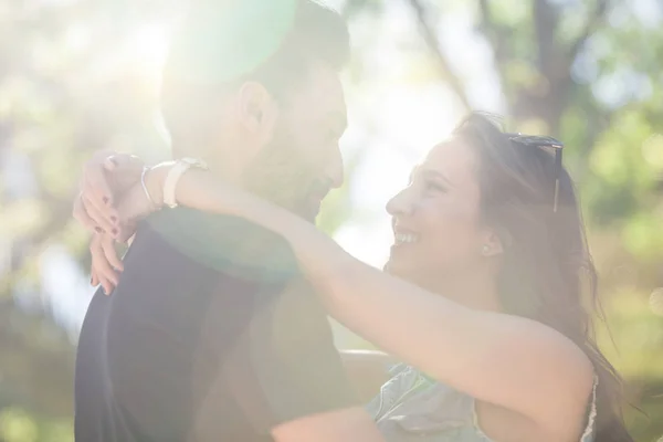 Jovem casal feliz no amor abraçando a luz do sol — Fotografia de Stock