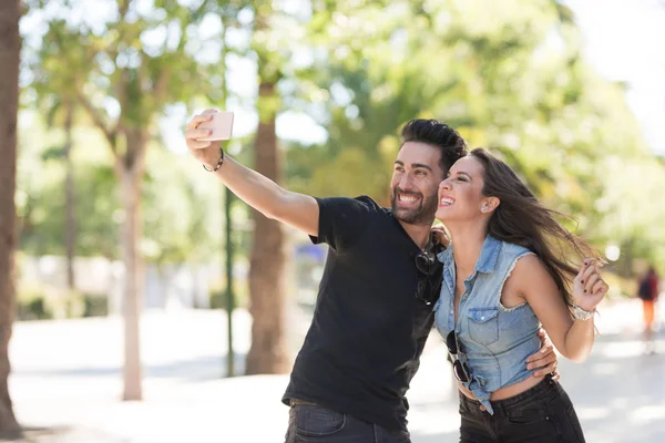 Junges glückliches Paar posiert für Selfie — Stockfoto