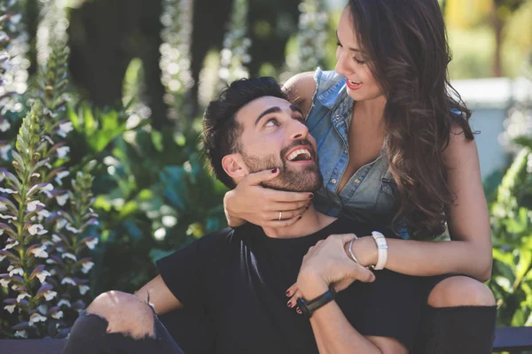 Feliz casal sentado fora abraçando juntos — Fotografia de Stock