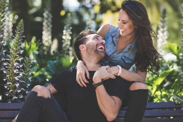 Rindo casal sentado juntos fora se divertindo — Fotografia de Stock