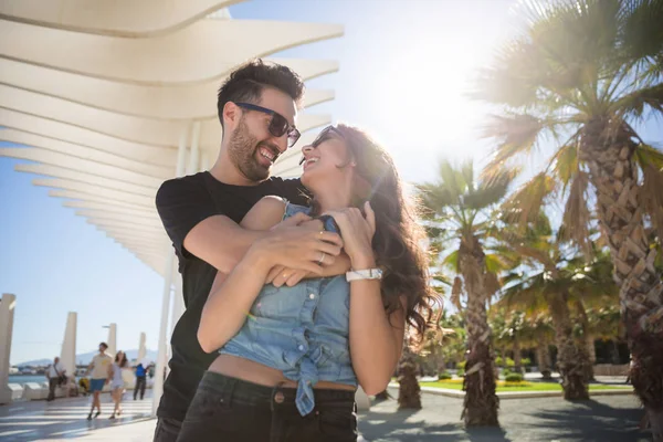Gelukkige paar samen knuffelen buiten in zonlicht — Stockfoto