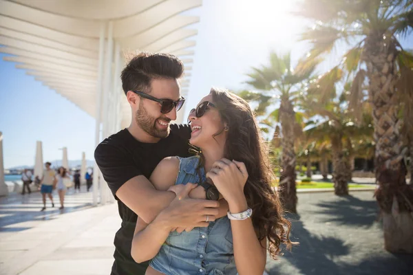 Feliz jovem casal abraçando juntos fora — Fotografia de Stock