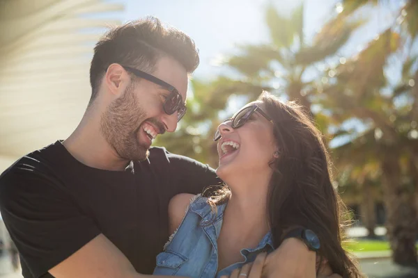 Felice coppia ridere insieme in piedi al di fuori — Foto Stock