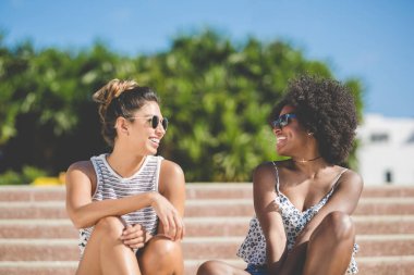 Merdiven konuşmayı oturan genç mutlu kadın