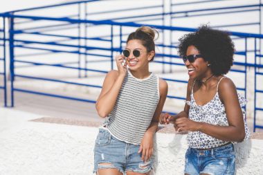 Gülüyor dışında duran güzel arkadaşlar