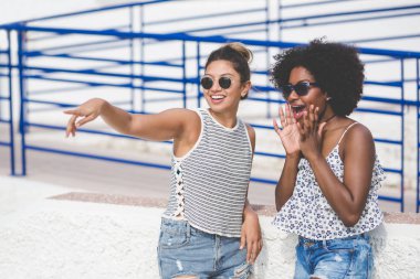 Genç kadın bir şey sürpriz arkadaşı işaret