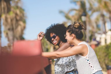 Birlikte gülüyor dışında duran güzel arkadaşlar