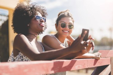 Mobil dış kullanarak oldukça arkadaşlar