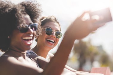 Genç mutlu kadınların kendileri tarafından Mobil fotoğraf çekme