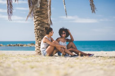 Arkadaşlar beach konuşmak rahatlatıcı