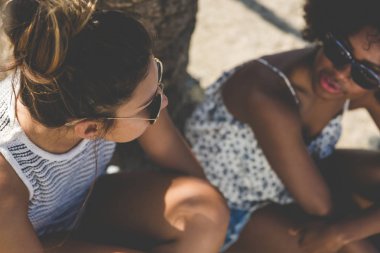 Oturma ve dışarıda konuşmak iki genç kadın