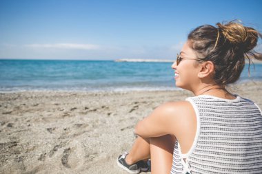 genç güzel kadın sahilde rahatlatıcı