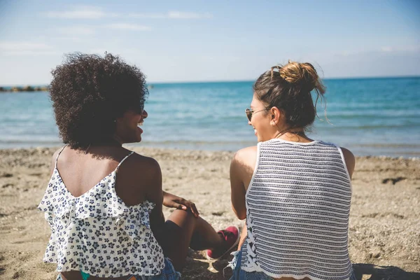 Zwei Freundinnen am Strand lachen — Stockfoto