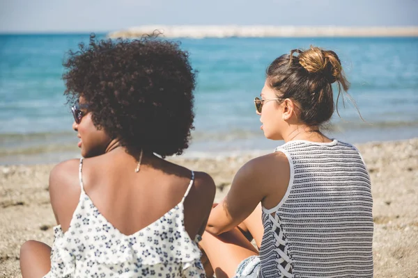 Zwei Freundinnen entspannen sich am Strand — Stockfoto