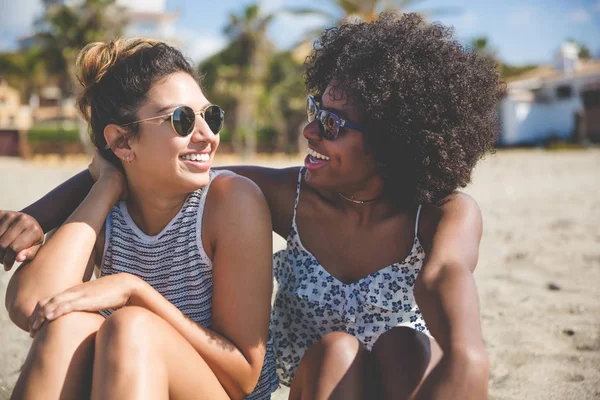 Zwei beste Freundinnen am Strand, die einander anschauen — Stockfoto