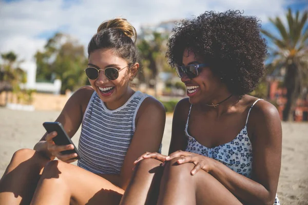 Mobil gülüyor kullanarak sahilde güzel kızlar